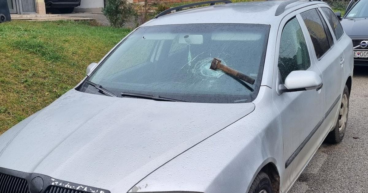 Niekoho sekera zaklincovala do celneho skla auta