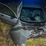 Po nehode pri Trebisove auto skoncilo v priekope traja ludia sa zranili