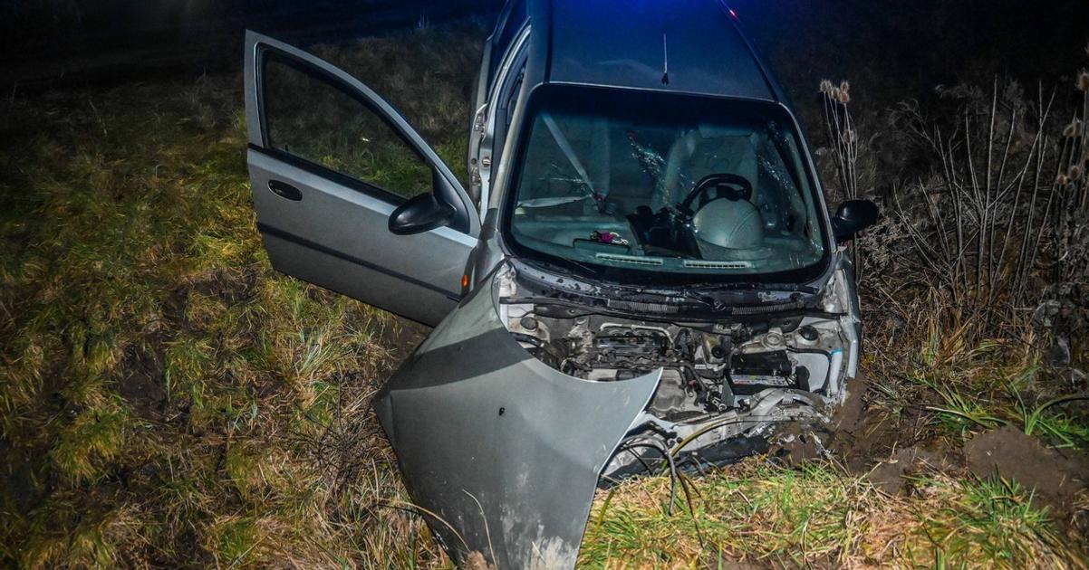Po nehode pri Trebisove auto skoncilo v priekope traja ludia sa zranili