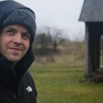 Reziser filmu o obci ktora ustupila nadrzi