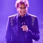 Spevak Barry Manilow oznamil rakovinu pluc