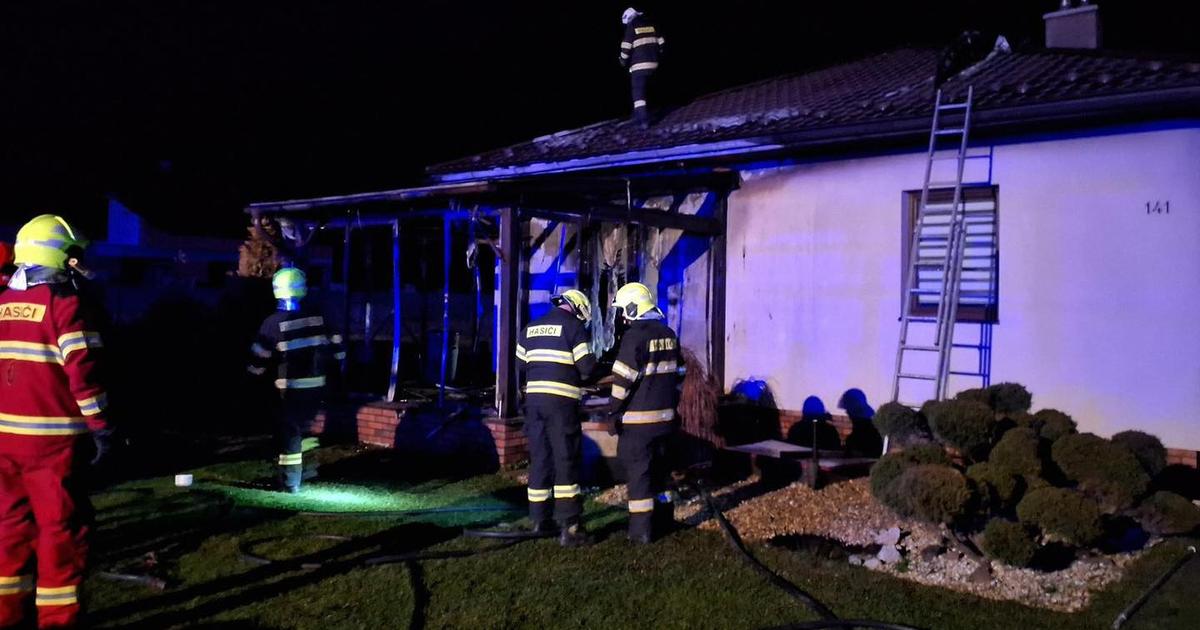 V obci pri Svidniku horel altanok a dom