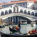 Zena narazila ukradnutym clnom do historickeho mosta v Benatkach