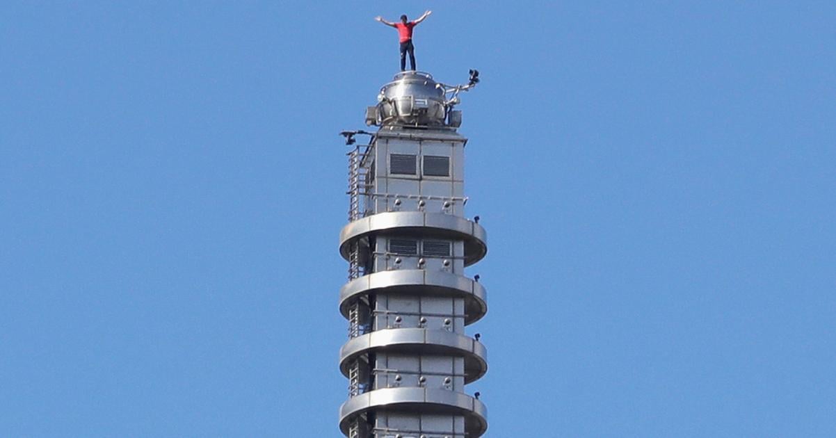 Americky horolezec Honnold bez istenia vyliezol na jednu z najvysich budov na svete