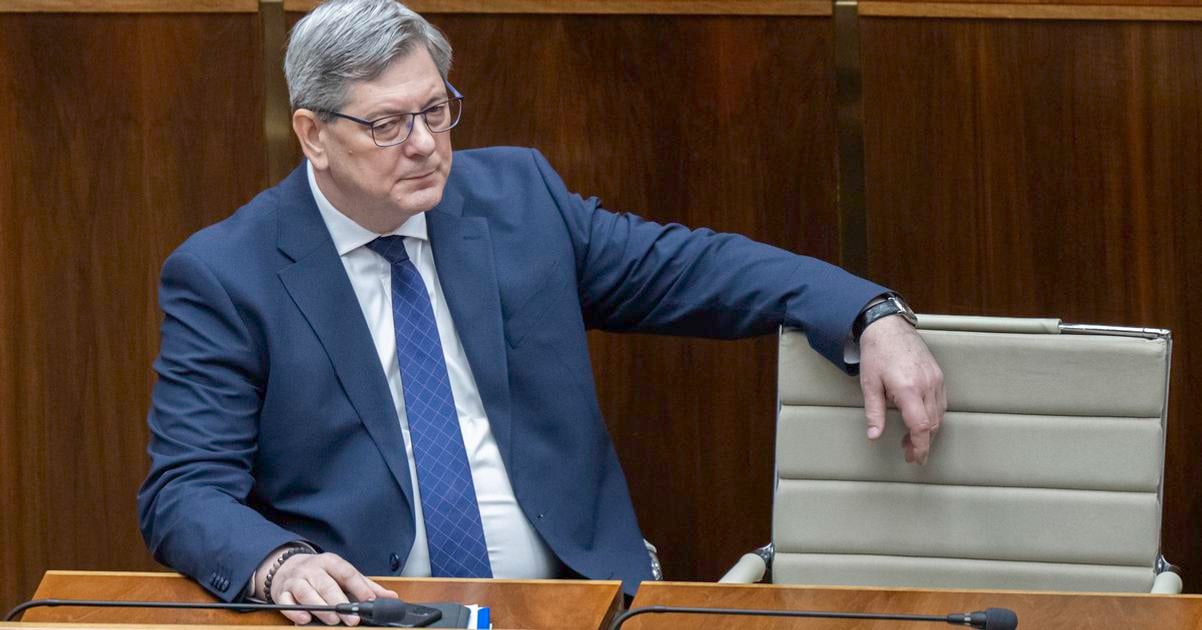 B Susko Ustavny sud SR je nadmerne zatazeny agendou prietahov v konani