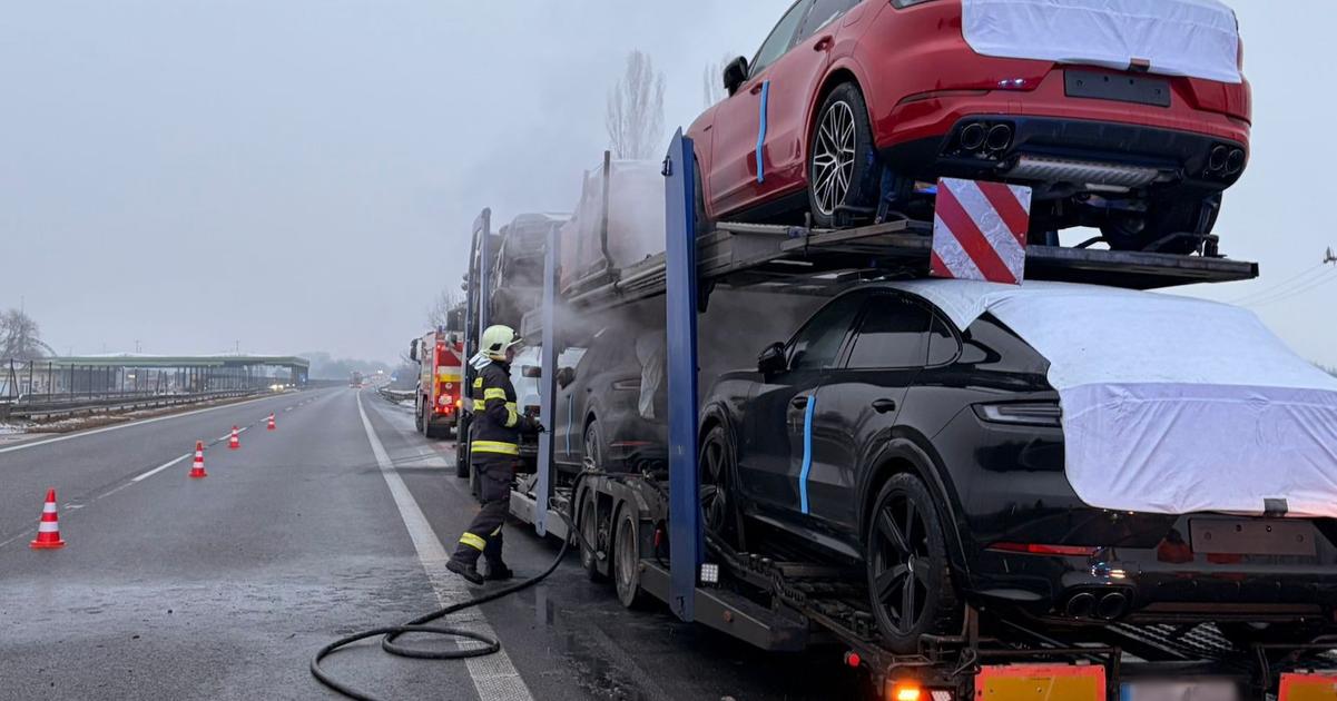 Na dialnici pred hranicami s Ceskom horelo auto