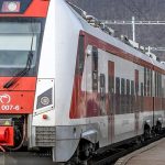 Po ceste vlakom napadol dvoch cestujucich skoncili v nemocnici