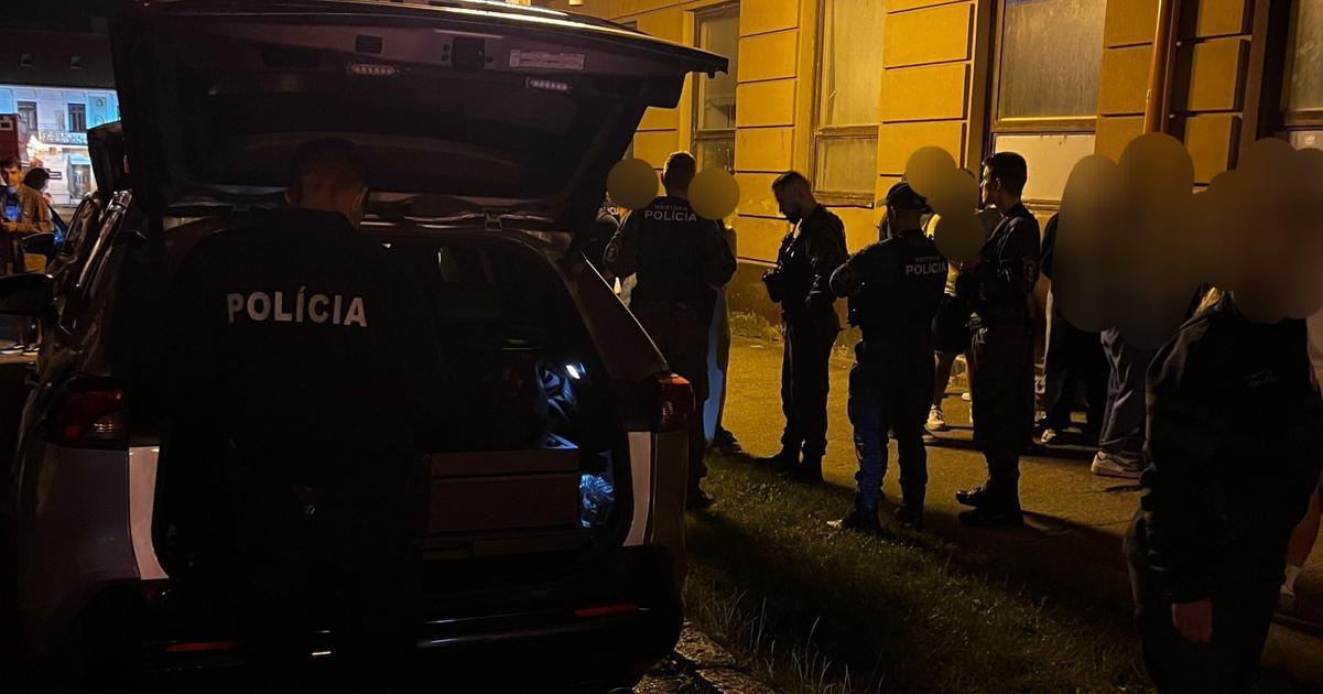 Policajti kontrolovali v Trnave neplnoletych osem z nich nafukalo jeden tinedzer mal cez dve promile