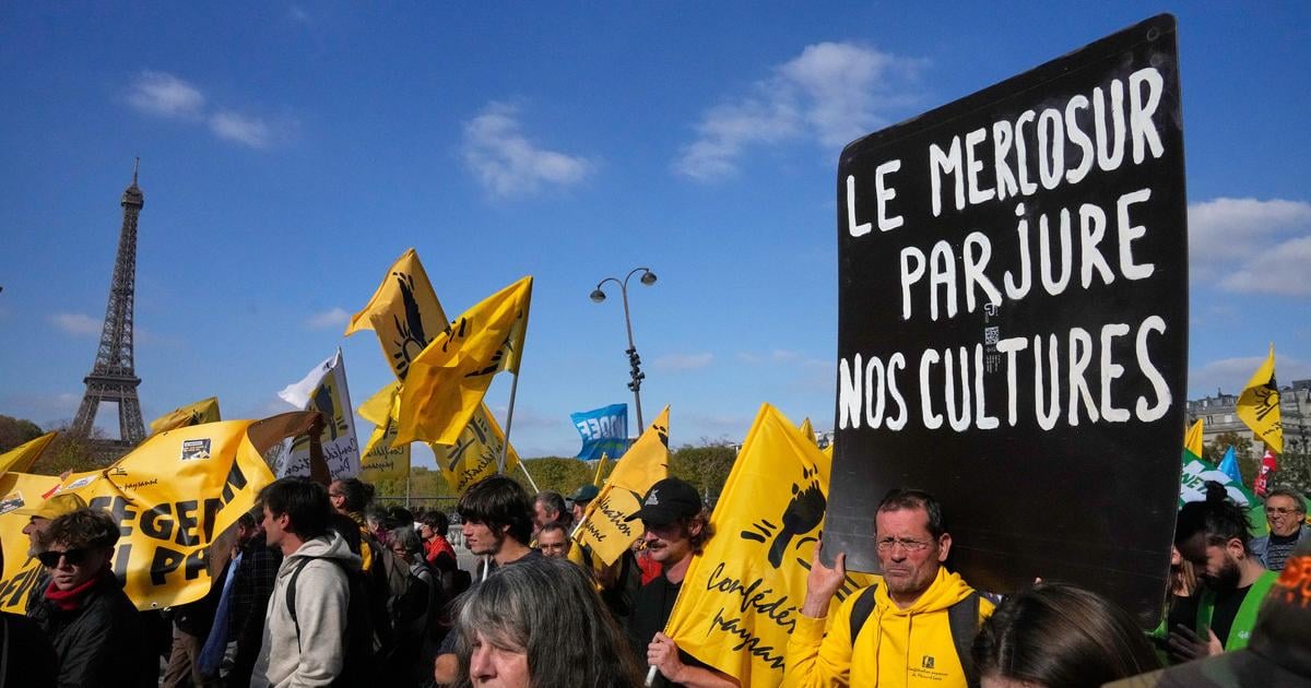 Protestujuci farmari s traktormi zablokuju centrum Pariza