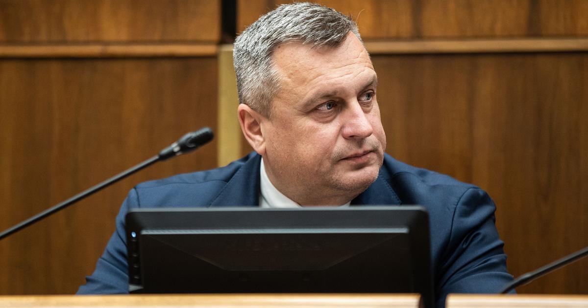 SNS stiahla z rokovania schodzi navrh na tresty za