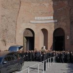 Svetove celebrity sa rozlucili s talianskym navrharom Valentinom