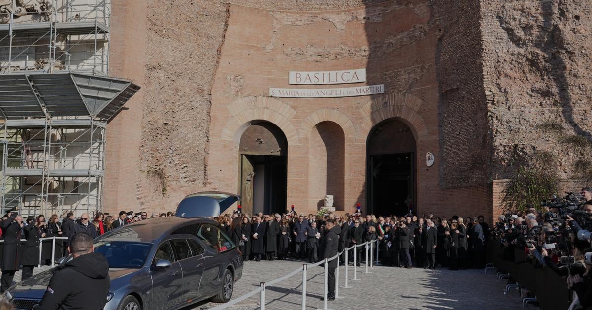 Svetove celebrity sa rozlucili s talianskym navrharom Valentinom