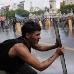 Argentinska policia nasadila vodne dela pocas protestov proti pracovnym reformam