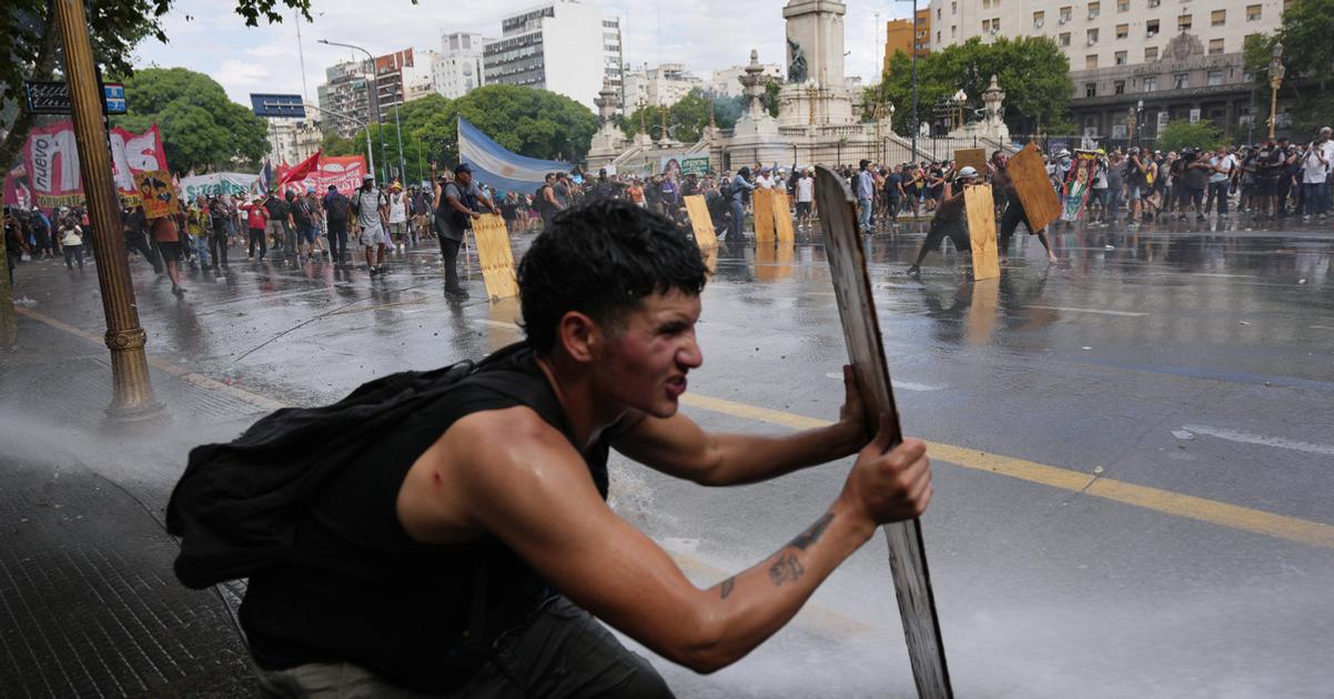 Argentinska policia nasadila vodne dela pocas protestov proti pracovnym reformam