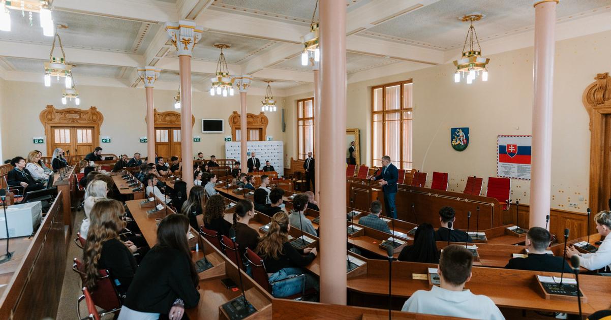 Ficu v Nitre ostrihali Predtym diskutoval so studentmi v zupnej sale bol spokojny