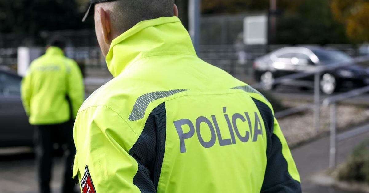 Hnutie Slovensko kritizuje vladu za znizovanie platov policajtov a hasicov