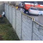Kamera zachytila zrazku auta s vlakom jeho posadka usla z miesta nehody