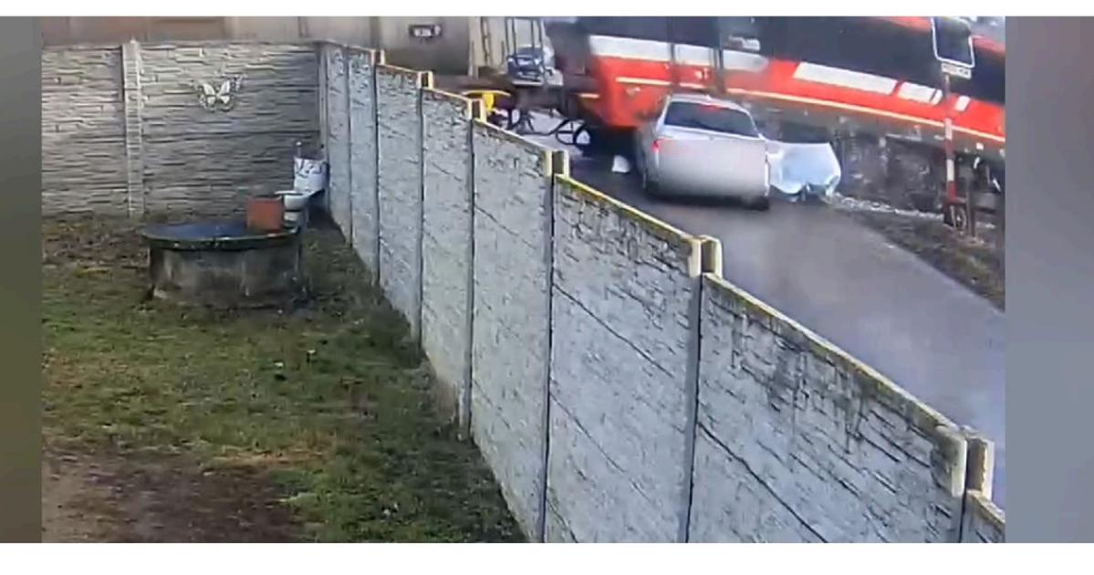 Kamera zachytila zrazku auta s vlakom jeho posadka usla z miesta nehody