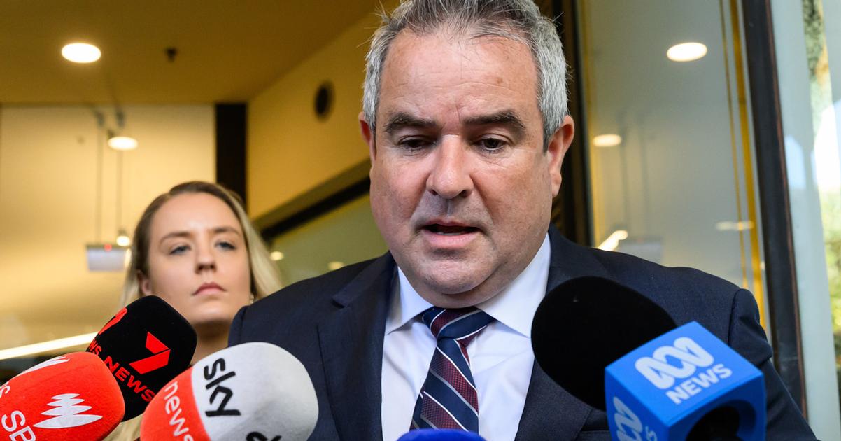 Muz obvineny z utoku na plazi Bondi v Sydney sa prvykrat dostavil pred sud