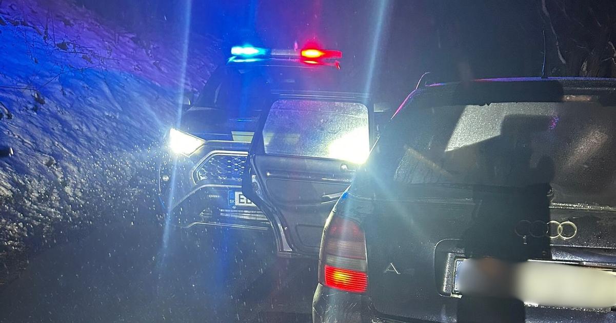 Odic pod vplyvom drog a so zakazom soferovania narazil do vozidla policajnej hliadky