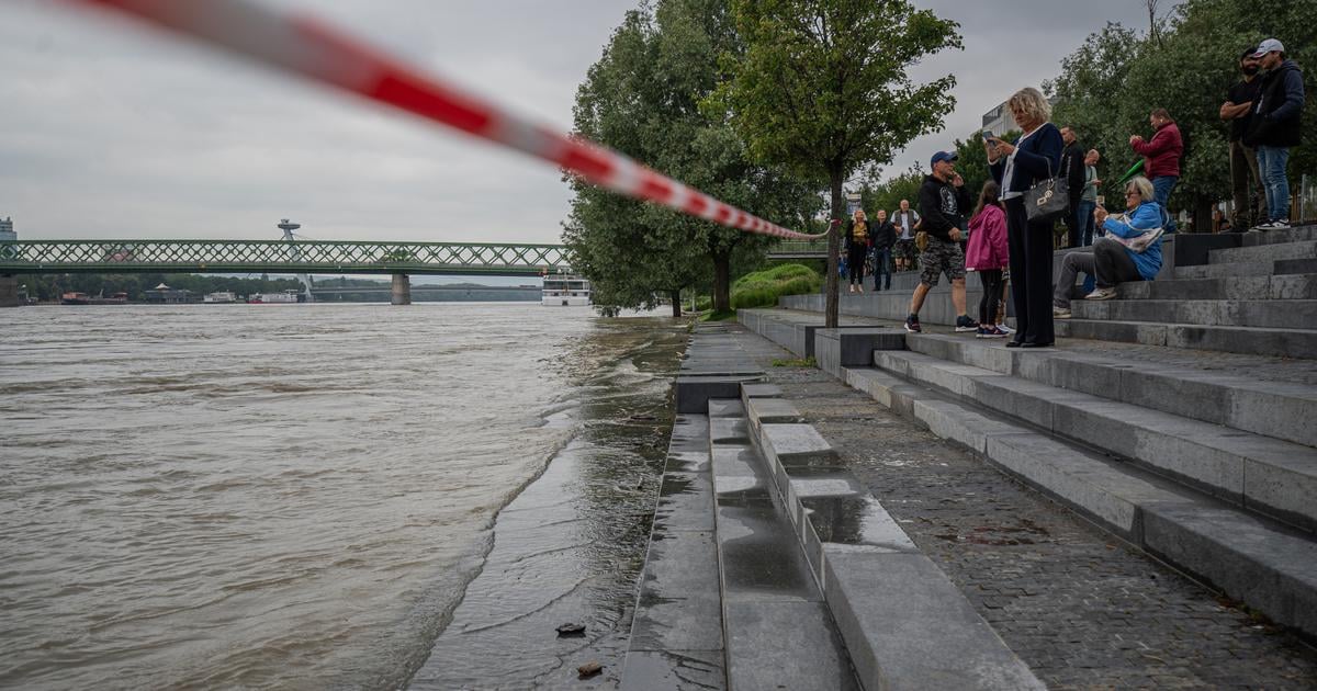 Policajti zachranili mladu zenu ktora skocila do Dunaja
