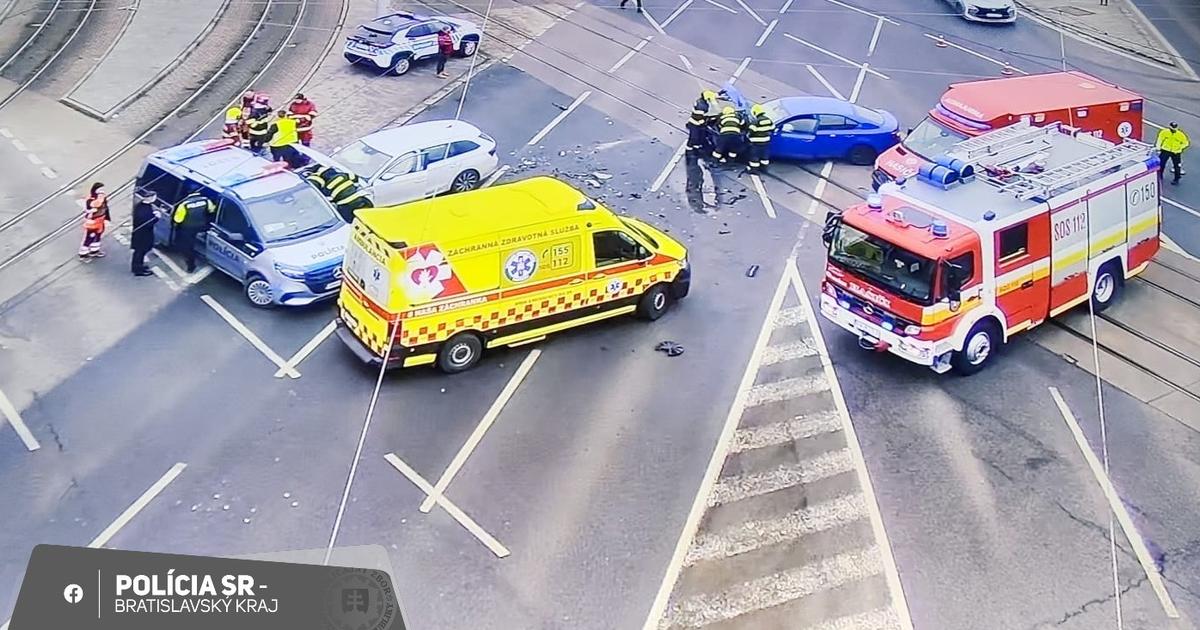 Policia V pondelok doobeda sa na bratislavskom Trnavskom myte zrazili dve vozidla