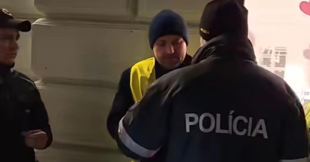 Policia zadrzala Orosza kvoli napisu Demonstranti tvrdia ze nespochybnjuju Benesove dekrety