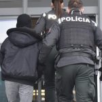 Prepadaval deti a pod hrozbou zbrane pytal peniaze Skoncil v preventivnej vazbe