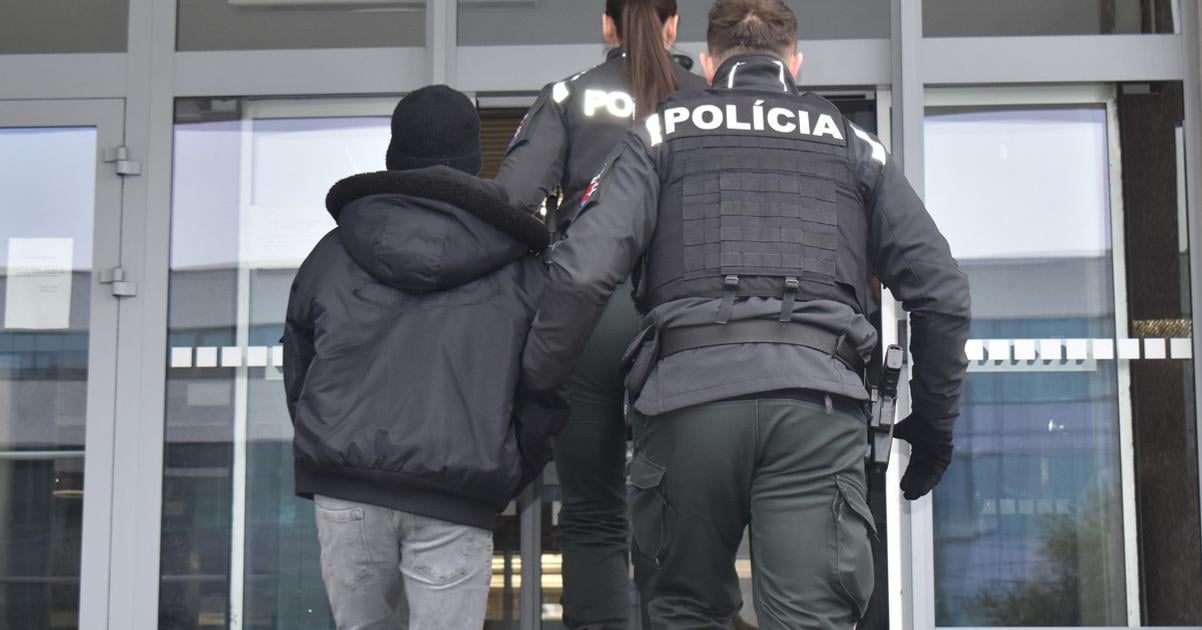 Prepadaval deti a pod hrozbou zbrane pytal peniaze Skoncil v preventivnej vazbe