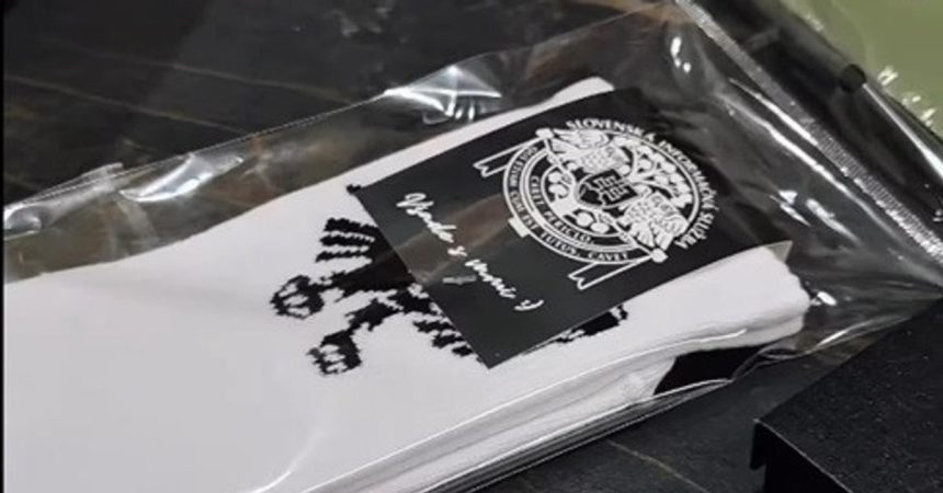 SIS pred Vianocami zakupila vtipne ponozky Zatajuje cenu aj mnozstvo