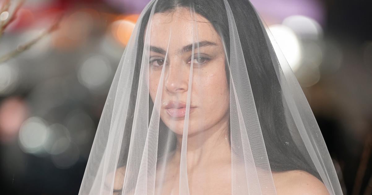 Vraj si jej album zasluzil lepsi film Burlive vysiny Charli XCX su nepochybnym uspechom