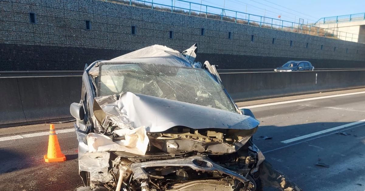 Zdemolovane aut pokodena protihlukova stena Vodic osobneho auta bol v case narazu mimo vozidla