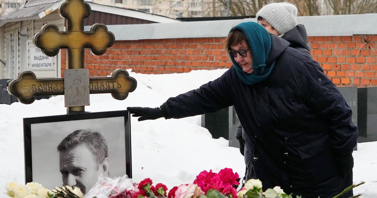 priaznivci navalneho si pripomenuli druhe vyrocie jeho smrti vo vazeni
