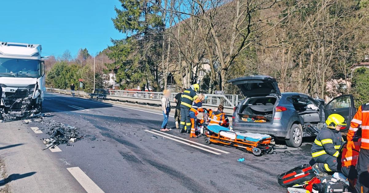 Auto sa celne zrazilo s nakladnym vozidlom K hrozivo vyzerajucej nehode smerovali aj letecki zachranari