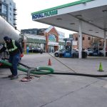 Benzin v USA tento mesiac vzrastol o viac ako 30 percent