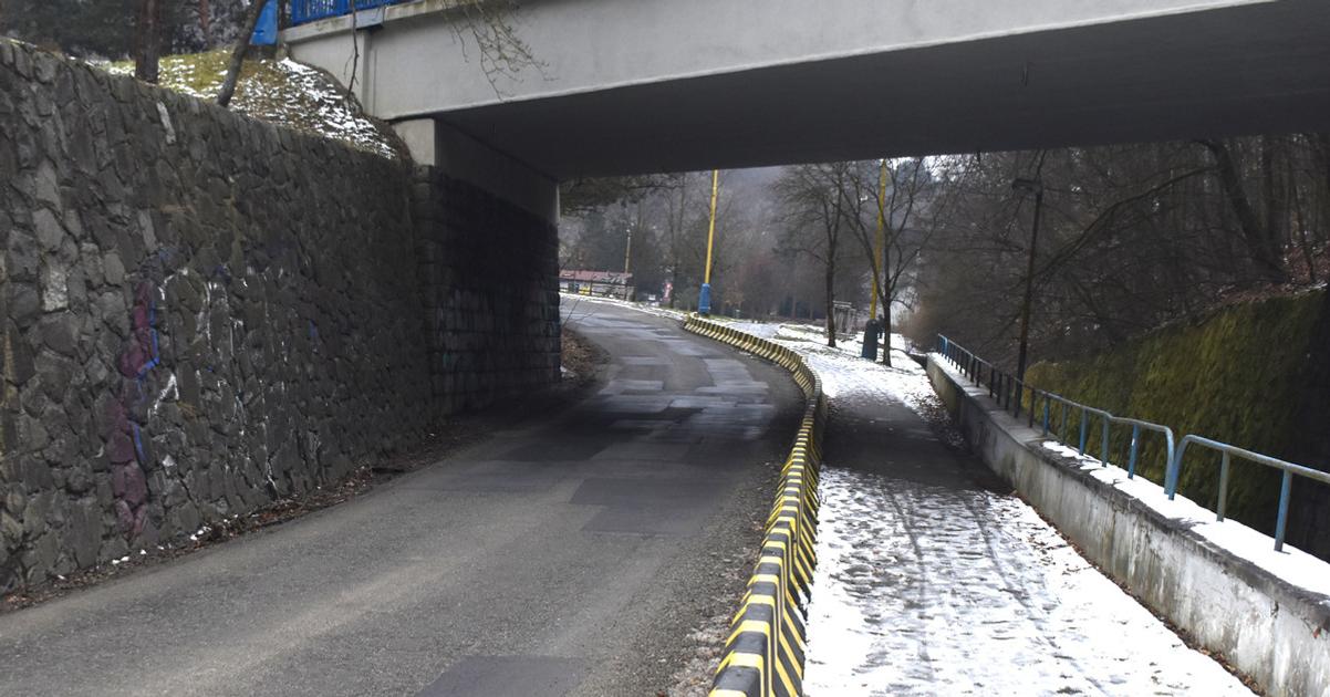 Cyklista narazil do boku auta ktore ho obiehalo a zranil sa Sud ulozil trest vodicovi