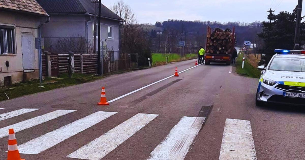 Dieta na priechode zrazil nakladak nalozeny drevom do nemocnice ho prevazali vrtulnikom