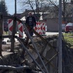 Dopravu na poskodenom moste v Opatovciach nad Nitrou riadia policajti kamiony su odklonene