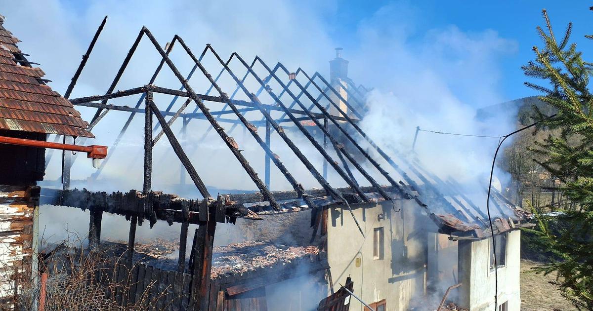 Hasici mali culu sobotu v okrese horeli dva domy Dve osoby skoncili v nemocnici