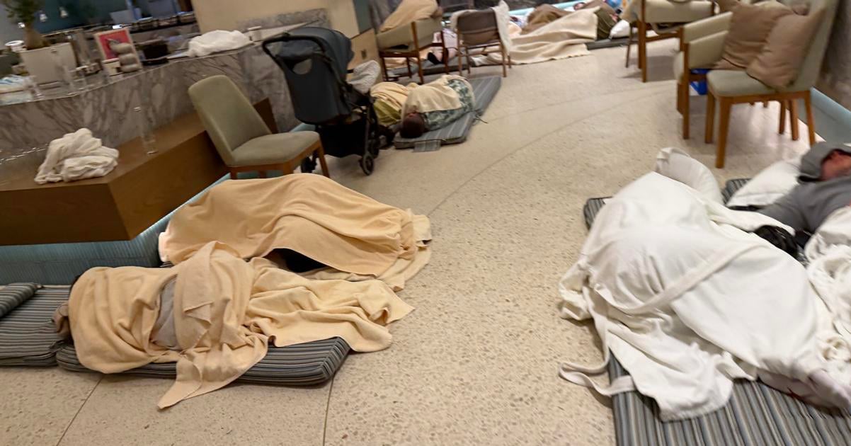 Ich hotel zasiahla dron styri noci stravili v ukryte Pasazieri stvrtkoveho letu sa obavaju nenavisti na internete