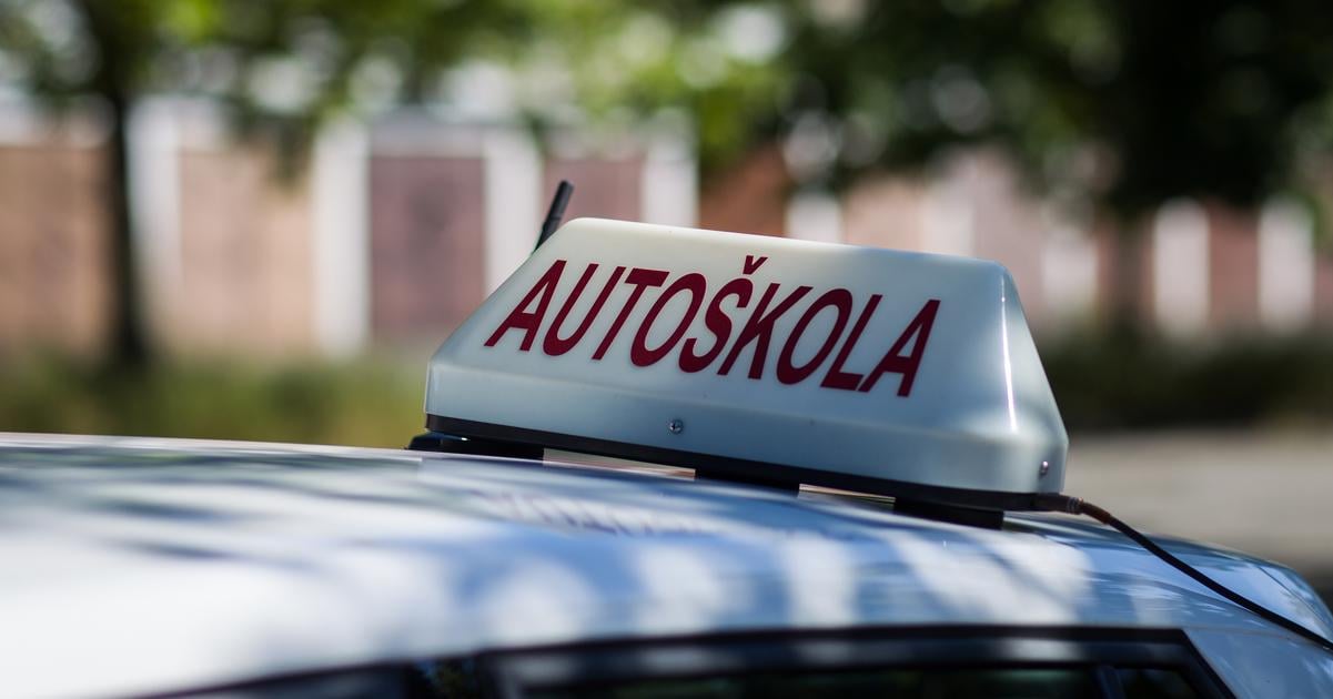 Instruktori autoskol by nemali prist o opravnenie ak si po dvoch rokoch neabsolvuju doskolovanie