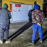 Michalovski operativci zadrzali zlodejov priamo pri vykradani boxu na vydaj objednavok
