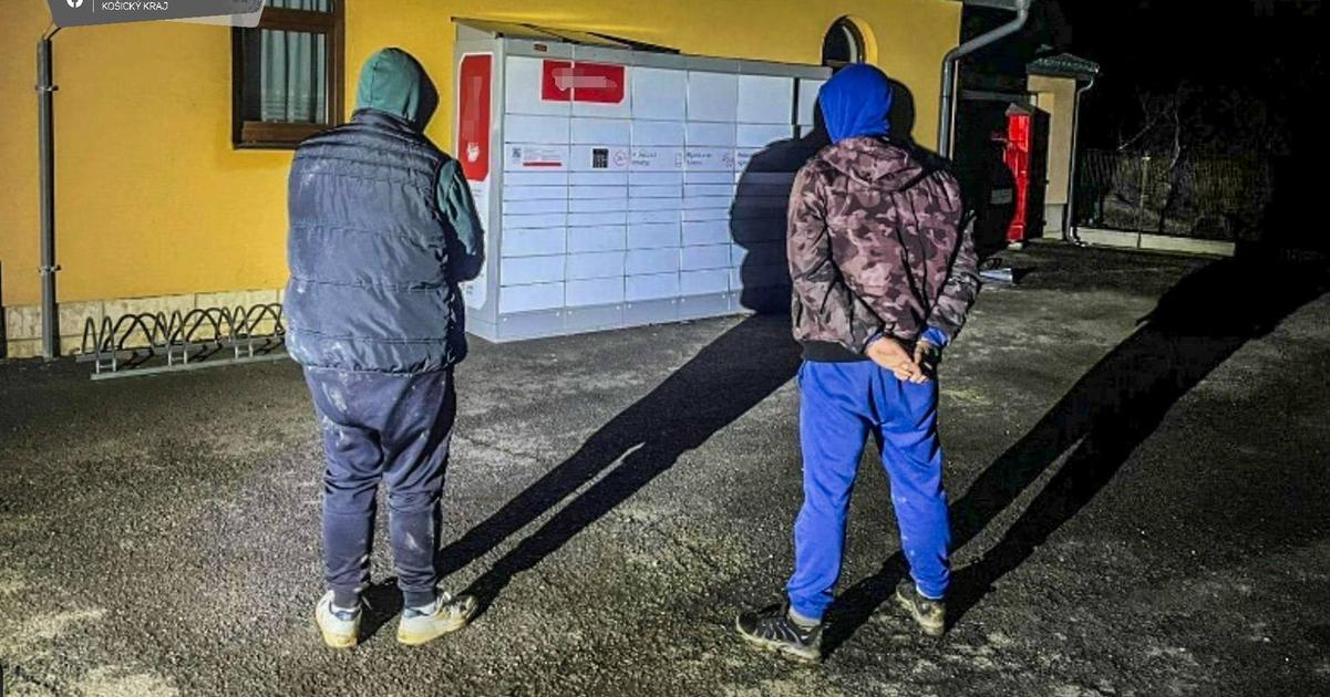 Michalovski operativci zadrzali zlodejov priamo pri vykradani boxu na vydaj objednavok