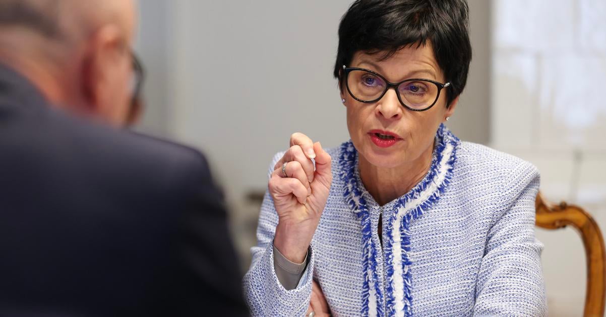 Minulost eurokomisarky vyvolava otazky nova kniha ju spaja s tajnou policiou juhoslavie