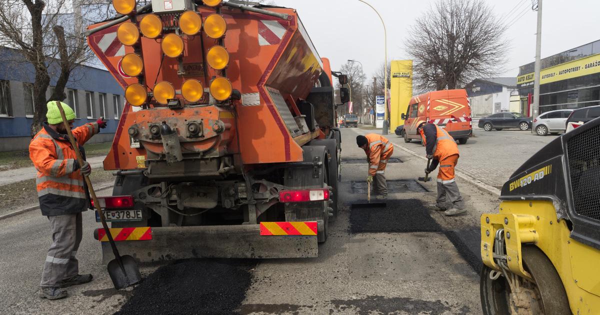 Na cestach a chodnikoch v Kosiciach zacnu opravy vytlkov prepadnutych casti a zavad