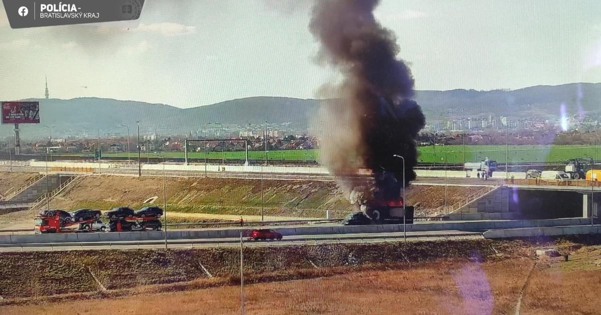 Na dialnicu D4 smerom do Rakuska hori nakladne auto premavka je obmedzena