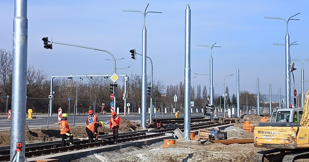 Na modernizovanej trati otvori prvy novy kolajovy prejazd Zacne sa rysovat aj budovany terminal