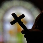 Parizsky sud nariadil biskupovi zaplatit odskodnenie za sexualne zneuzivanie dietata