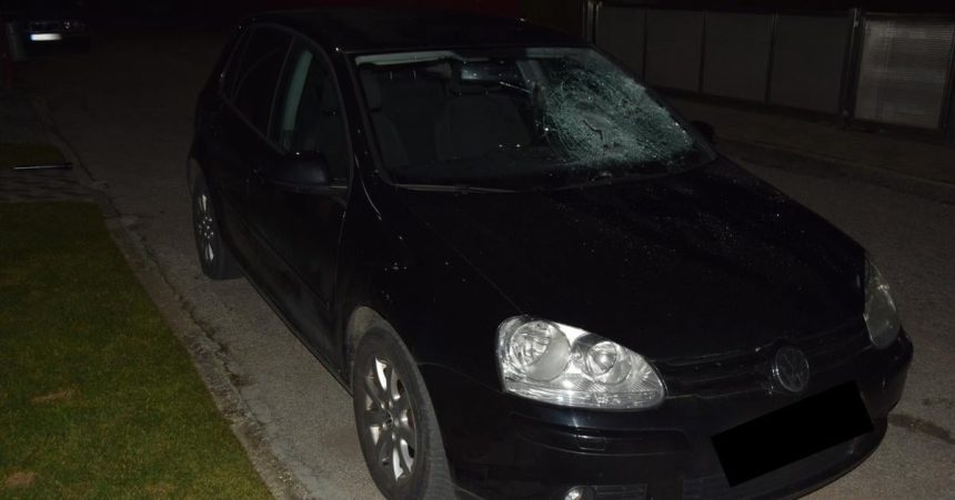 Policajti vysetruju incident v Zabokrekoch nad Nitrou Opit muz rozbil auto a napadol seniora