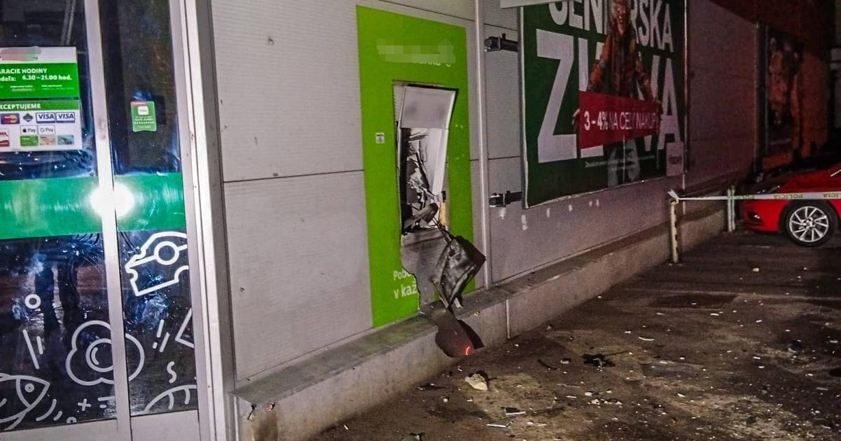 Policia vysetruje nocny vybuch v Kosiciach Cielom pachatelov bol bankomat